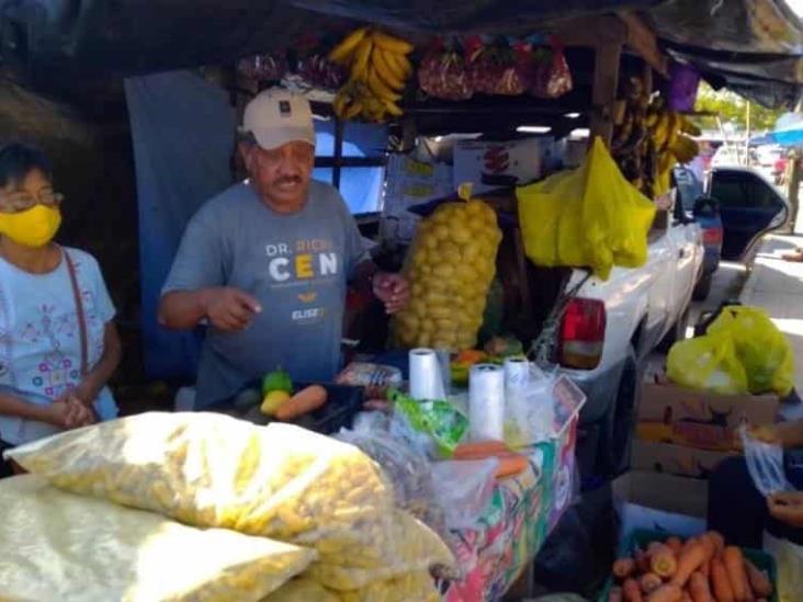 Vendedores de frutas de temporada, tienen buenas expectativas por fin de año Vendedores de frutas de temporada, tienen buenas expectativas por fin de año