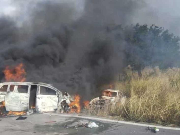 Una familia muere calcinada en choque con incendio Una familia muere calcinada en choque con incendio
