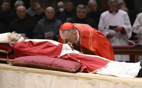 Abren públicamente la capilla ardiente con los restos de Benedicto XVI