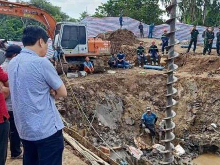 Rescatistas intentan salvar a un niño en Vietnam que lleva varios días en un pozo de 35 metros Rescatistas intentan salvar a un niño en Vietnam que lleva varios días en un pozo de 35 metros