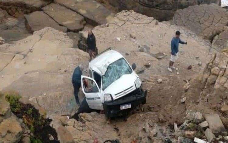 Rescatan a 4 personas de un auto que cayó en acantilado de California Rescatan a 4 personas de un auto que cayó en acantilado de California