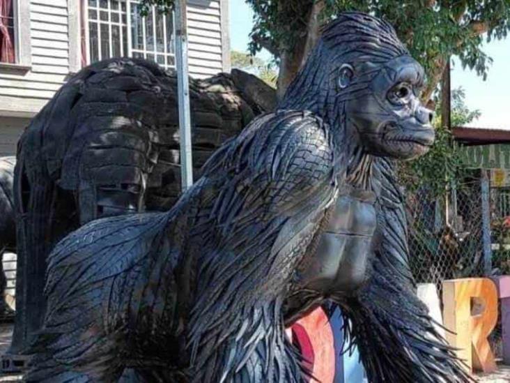 Personas crean obras gigantes con llantas de la basura Personas crean obras gigantes con llantas de la basura
