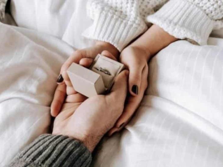 Mujer se hace viral por ignorar la propuesta de matrimonio de su novio Mujer se hace viral por ignorar la propuesta de matrimonio de su novio