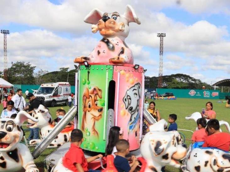 El químico Espadas festeja junto a niñas y niños la llegada de los Reyes Magos a Comalcalco El químico Espadas festeja junto a niñas y niños la llegada de los Reyes Magos a Comalcalco