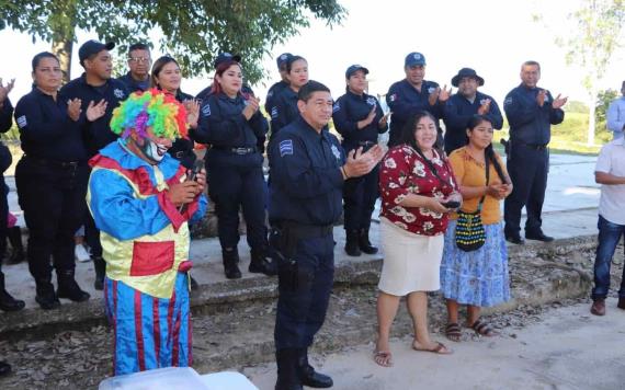 Policías de Jalapa llevan alegría de los Reyes Magos a Huacta y Tequila