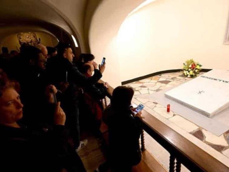 Abren al público la tumba de Benedicto XVI Abren al público la tumba de Benedicto XVI