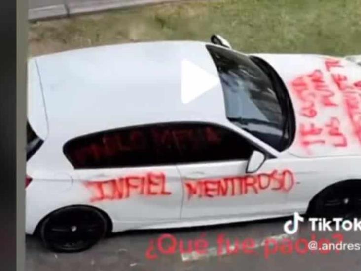 Te gustan las pu... infiel mentiroso"; mujer pinta el coche de su pareja por traicionero Te gustan las pu... infiel mentiroso"; mujer pinta el coche de su pareja por traicionero