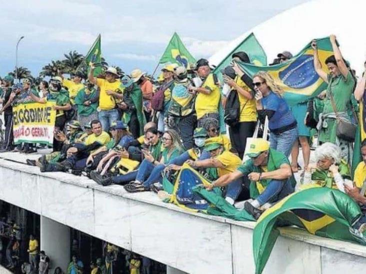 Bolsonaristas asaltan los tres poderes en Brasil Bolsonaristas asaltan los tres poderes en Brasil