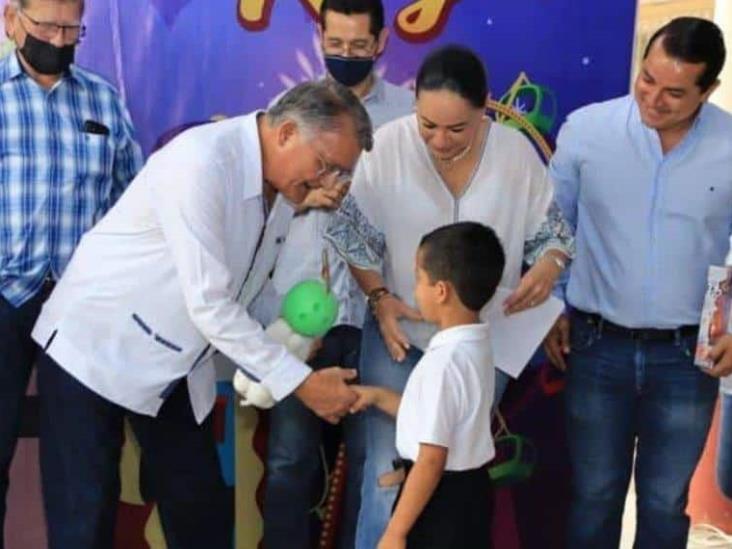 Los Reyes Magos dejaron 37 mil 550 para los niños de Comalcalco Los Reyes Magos dejaron 37 mil 550 para los niños de Comalcalco