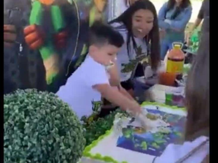 ¡Qué le muerda! Empujan a cumpleañero en la mordida y desata su irá contra el pastel ¡Qué le muerda! Empujan a cumpleañero en la mordida y desata su irá contra el pastel