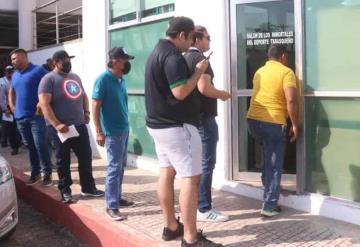 Aficionados apartan boletos para el juego inaugural de Olmecas de Tabasco en el nuevo Parque Centenario