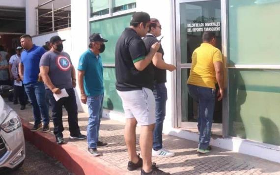 Aficionados apartan boletos para el juego inaugural de Olmecas de Tabasco en el nuevo Parque Centenario