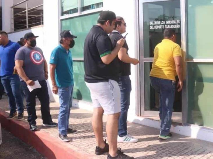 Aficionados apartan boletos para el juego inaugural de Olmecas de Tabasco en el nuevo Parque Centenario Aficionados apartan boletos para el juego inaugural de Olmecas de Tabasco en el nuevo Parque Centenario