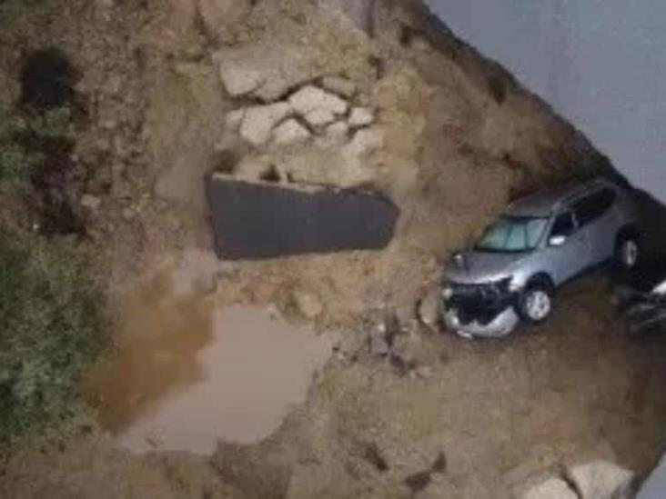 Camioneta fue tragada por un enorme socavón, provocado por fuerte tormenta en California Camioneta fue tragada por un enorme socavón, provocado por fuerte tormenta en California