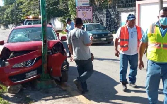 Auto se impacta contra poste del alumbrado público en #Tenosique