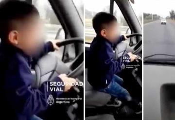 Padre obliga a su hijo de 7 años a conducir en autopista de Argentina