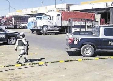 Microbús choca autos y cae a barranco en Naucalpan; hay 3 muertos