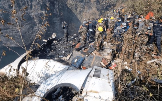 Decenas de personas mueren en accidente de avión en Nepal