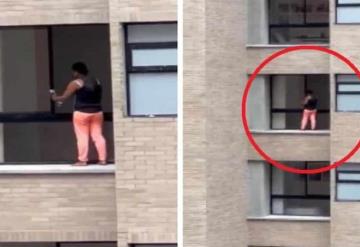 Mujer se hace viral al limpiar ventana en el piso 12 de un edificio sin protección