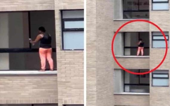 Mujer se hace viral al limpiar ventana en el piso 12 de un edificio sin protección
