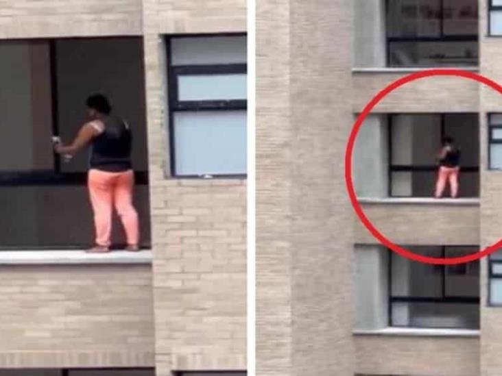 Mujer se hace viral al limpiar ventana en el piso 12 de un edificio sin protección Mujer se hace viral al limpiar ventana en el piso 12 de un edificio sin protección
