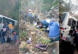 Microbús choca autos y cae a barranco en Naucalpan; hay 3 muertos