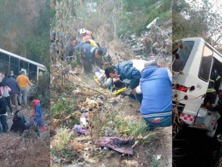 Microbús choca autos y cae a barranco en Naucalpan; hay 3 muertos Microbús choca autos y cae a barranco en Naucalpan; hay 3 muertos