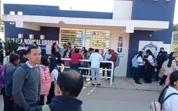 Maestros egresados cierran escuela normal en Balancán por retraso en la entrega de títulos profesionales