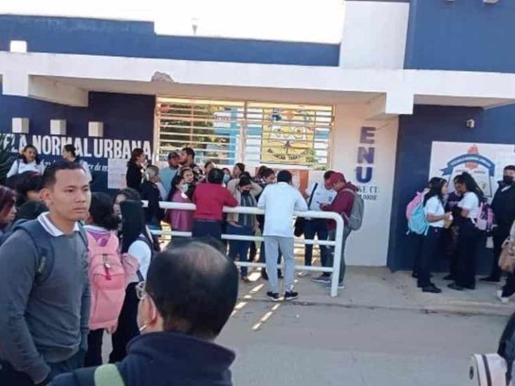 Maestros egresados cierran escuela normal en Balancán por retraso en la entrega de títulos profesionales Maestros egresados cierran escuela normal en Balancán por retraso en la entrega de títulos profesionales