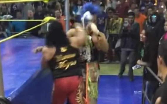Video. Luchadores arman pelea real durante espectáculo