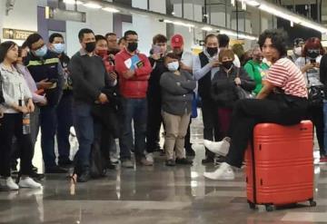 Flor Amargo cantó en la estación Zapata de Línea 12