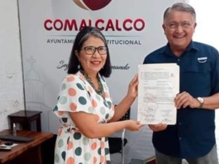 Entregan título de propiedad al ayuntamiento de Comalcalco Entregan título de propiedad al ayuntamiento de Comalcalco