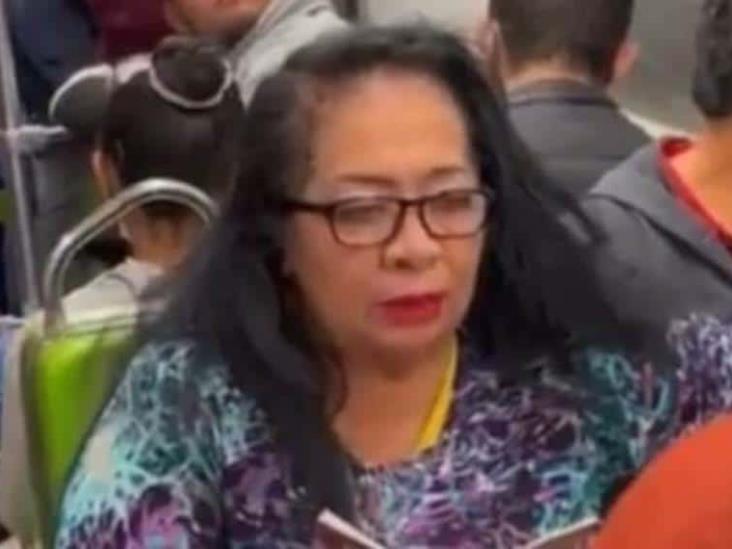 ¡Sorprendente! Captan a mujer rezando en Línea 3 del Metro, CDMX ¡Sorprendente! Captan a mujer rezando en Línea 3 del Metro, CDMX