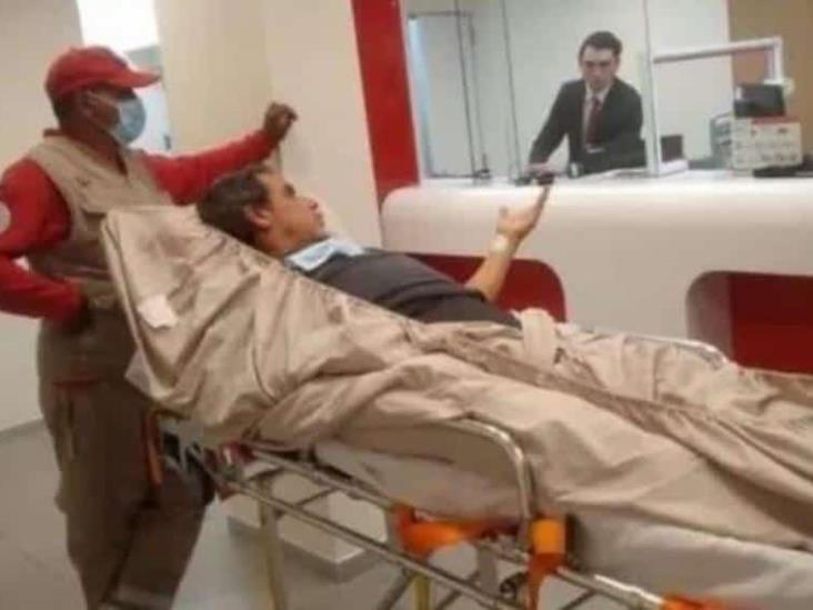 Hombre en camilla acude al banco para realizar un trámite obligatorio Hombre en camilla acude al banco para realizar un trámite obligatorio