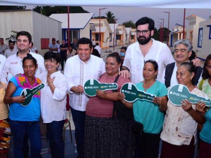 Javier May Rodríguez hizo entrega de las primeras 20 viviendas a familias Javier May Rodríguez hizo entrega de las primeras 20 viviendas a familias