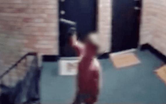 Video: Niño fue grabado jugando con una pistola; detienen a su padre