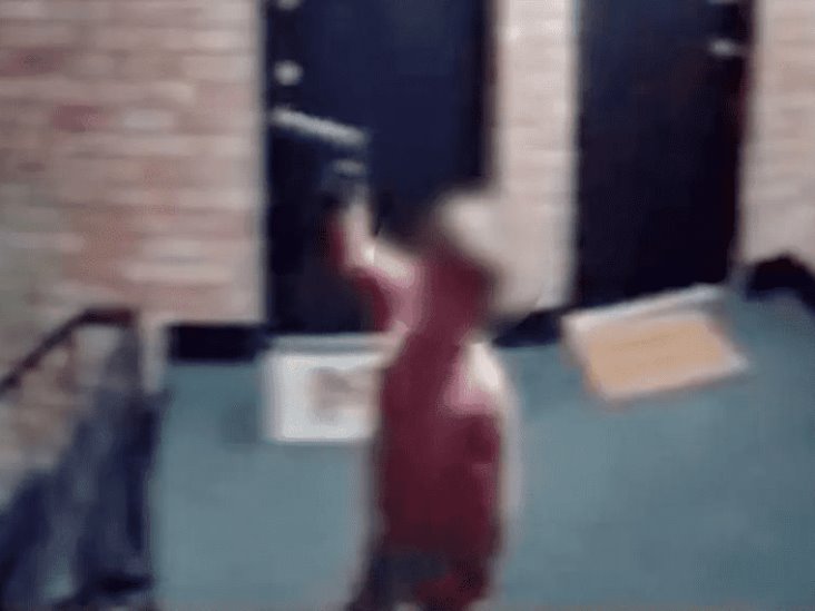 Video: Niño fue grabado jugando con una pistola; detienen a su padre Video: Niño fue grabado jugando con una pistola; detienen a su padre