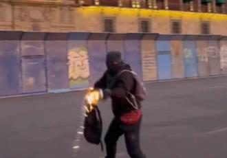 Tras marcha en CDMX, encapuchados lanzan bombas molotov a Palacio Nacional