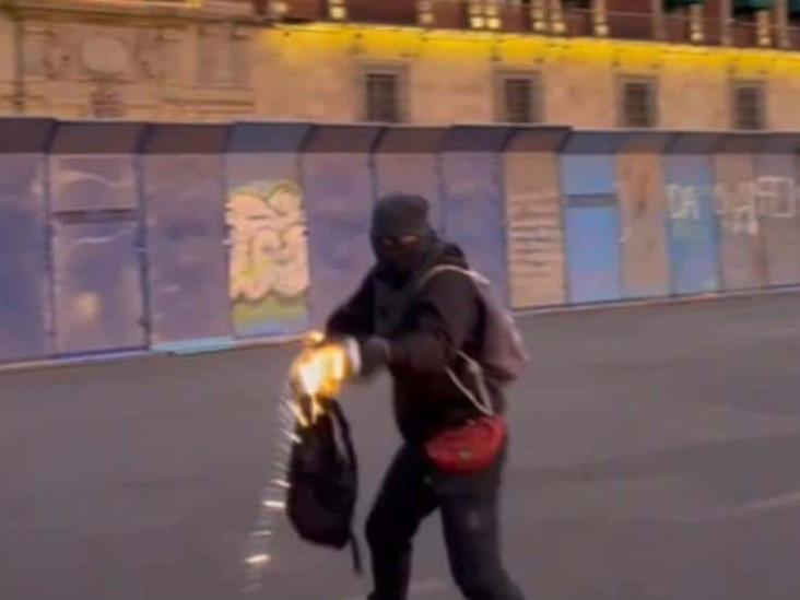 Tras marcha en CDMX, encapuchados lanzan bombas molotov a Palacio Nacional Tras marcha en CDMX, encapuchados lanzan bombas molotov a Palacio Nacional