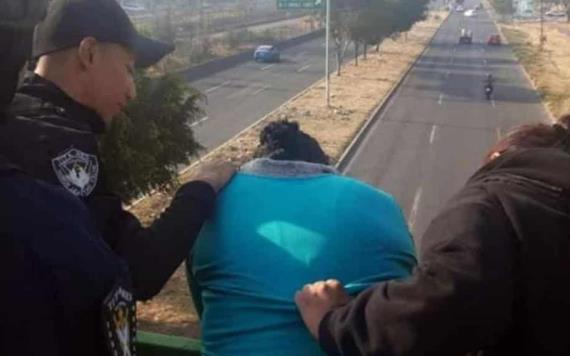 Policías evitan que mujer con depresión se arroje de puente en Edomex