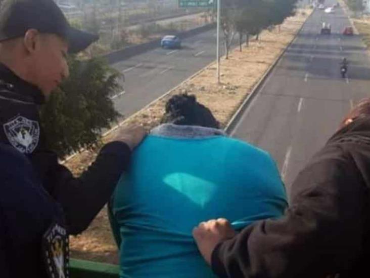 Policías evitan que mujer con depresión se arroje de puente en Edomex Policías evitan que mujer con depresión se arroje de puente en Edomex