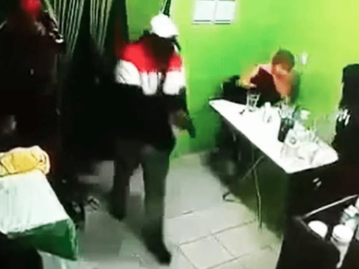 VIDEO: Asaltan con pistola a club de Herbalife con puras mujeres dentro en Chimalhuacán VIDEO: Asaltan con pistola a club de Herbalife con puras mujeres dentro en Chimalhuacán