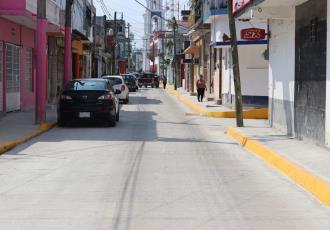 Renuevan calle con concreto hidráulico en Comalcalco 