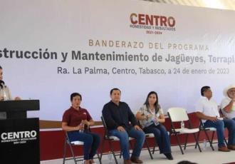 La alcaldesa de Centro, Yolanda del Carmen Osuna Huerta puso en marcha el programa de construcción y Mantenimiento de Jagüeyes, terraplen y drenes en la ranchería la Palma