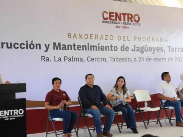 La alcaldesa de Centro, Yolanda del Carmen Osuna Huerta puso en marcha el programa de construcción y Mantenimiento de Jagüeyes, terraplen y drenes en la ranchería la Palma La alcaldesa de Centro, Yolanda del Carmen Osuna Huerta puso en marcha el programa de construcción y Mantenimiento de Jagüeyes, terraplen y drenes en la ranchería la Palma