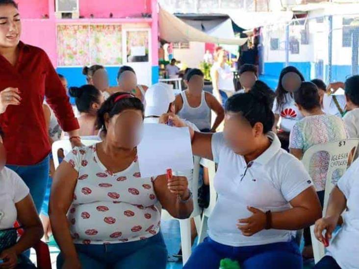 Mujeres del CRESET reciben donación de ropa Mujeres del CRESET reciben donación de ropa