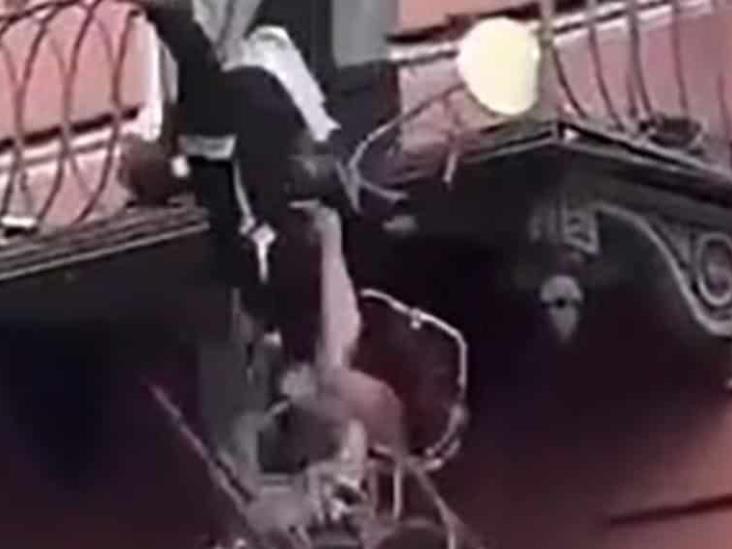 Pareja cae de balcón por andar en pleno romance; así el doloroso accidente Pareja cae de balcón por andar en pleno romance; así el doloroso accidente