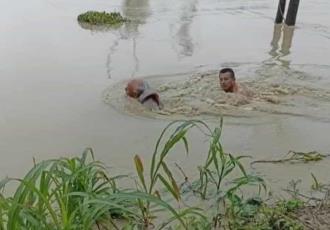 Rescatan a abuelito en Pichucalco al inundarse su vivienda