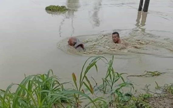 Rescatan a abuelito en Pichucalco al inundarse su vivienda
