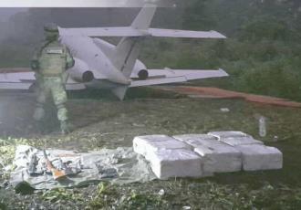 Ejército, Fuerza Aérea Mexicano y Guardia Nacional aseguran aeronave, armamento y posible cocaína en Chiapas